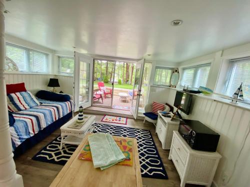 Clear Pond Suite في بليموث: غرفة معيشة مع أريكة وطاولة
