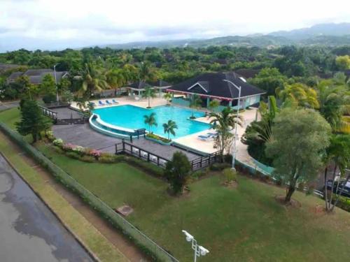 eine Luftaufnahme eines Pools in einem Resort in der Unterkunft Richmond Fun and Relaxation in Banks