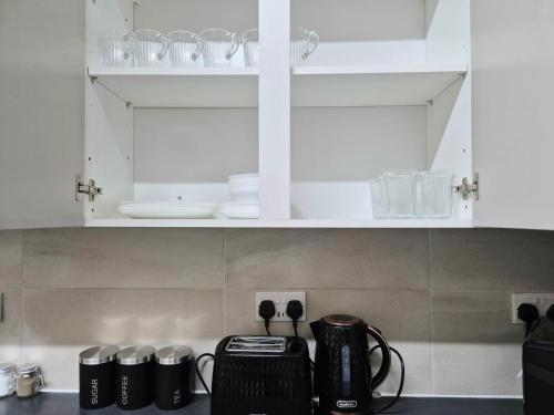 Cucina o angolo cottura di Rooms in Manchester 6 minutes Drive to Victoria Station