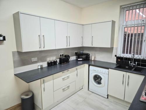 Cucina o angolo cottura di Rooms in Manchester 6 minutes Drive to Victoria Station