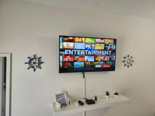 a flat screen tv hanging on a wall at La Terraza cerca del aeropuerto in Carolina