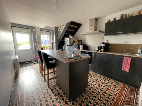 - une cuisine avec un îlot au milieu d'une pièce dans l'établissement Gîte de 2 chambres - Ancenis A11 - Logis du Château Rouge, à Mésanger