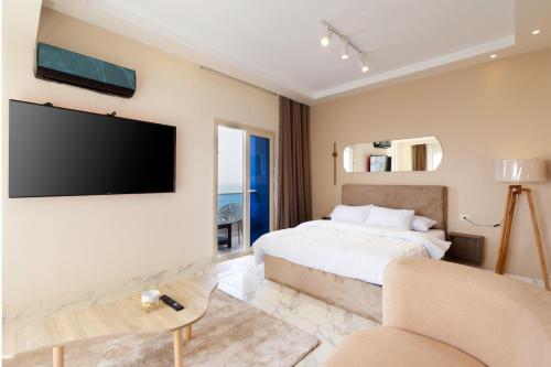 um quarto com uma cama e uma televisão de ecrã plano em Hyat WATERFALLS em Alexandria
