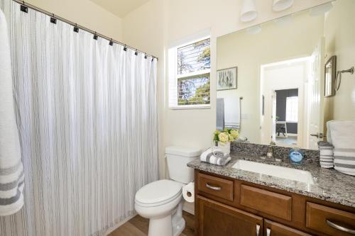 uma casa de banho com um WC, um lavatório e um chuveiro em New Flagstaff Adventure Getaway em Flagstaff