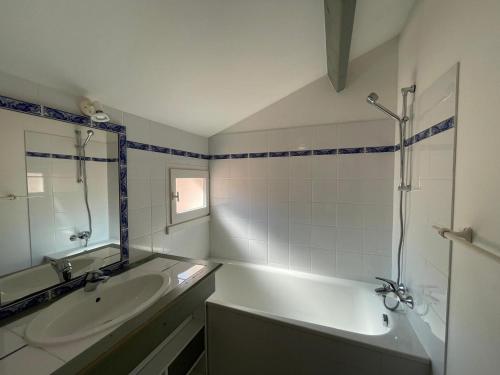 une salle de bain avec une baignoire, un lavabo et une douche dans l'établissement Maison avec Piscine et Jardin à Saint Jean de Monts – Idéale Familles, Proche Plages et Forêt - FR-1-323-440, à Saint-Jean-de-Monts