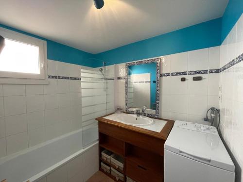 une salle de bain avec un lavabo et un miroir dans l'établissement Maison 4-5 pers à Saint Jean de Monts avec piscine, proche plage et forêt - FR-1-323-478, à Saint-Jean-de-Monts