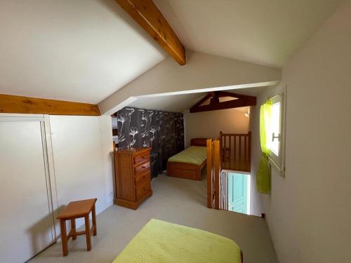 - une chambre avec 2 lits et un lit bébé dans l'établissement Maison 4-5 pers à Saint Jean de Monts avec piscine, proche plage et forêt - FR-1-323-478, à Saint-Jean-de-Monts