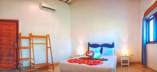 سرير أو أسرّة في غرفة في Singon LOMBOK Homestay and Surf