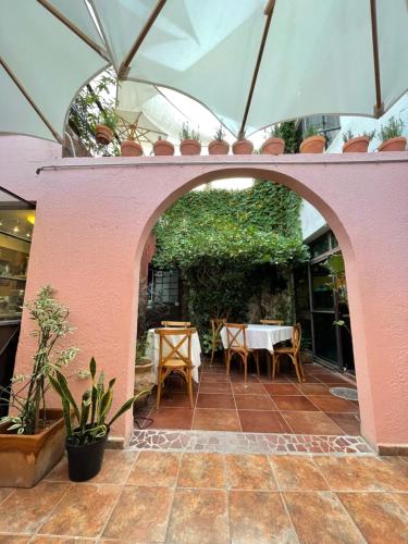 an archway with a table and chairs on a patio at Casa Bonita in Guadalajara