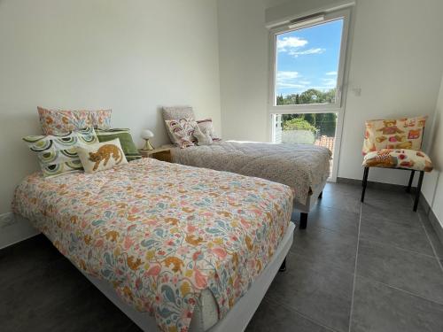 une chambre avec deux lits et une fenêtre dans l'établissement Argelès Plage - T3 Neuf avec Clim, 4 Couchages, Parking, Grande Terrasse - FR-1-309-453, à Argelès-sur-Mer