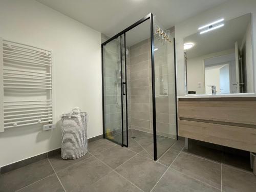 une salle de bain avec une douche en verre et un lavabo dans l'établissement Argelès Plage - T3 Neuf avec Clim, 4 Couchages, Parking, Grande Terrasse - FR-1-309-453, à Argelès-sur-Mer