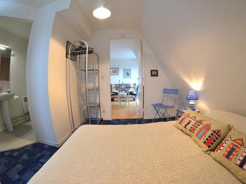 - une chambre avec un grand lit et une salle à manger dans l'établissement **Charmant T2 à 200m de la plage avec balcon et parking privé à Villers-sur-Mer** - FR-1-712-80, à Villers-sur-Mer