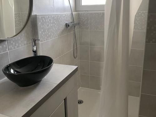 La salle de bains est pourvue d'un lavabo noir sur un comptoir. dans l'établissement Grande maison avec piscine privée, 7 chambres et vue sur la campagne - FR-1-410-444, à Chemiré-en-Charnie