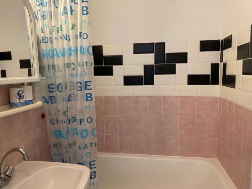 une salle de bain avec une baignoire et un lavabo dans l'établissement Appartement 2 pièces avec balcon, parking, proche plage et lac à Villers-sur-Mer - FR-1-712-81, à Villers-sur-Mer