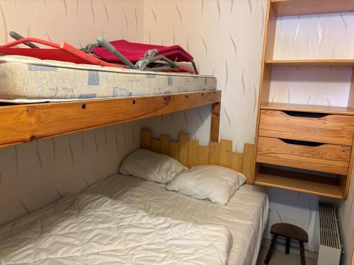 Ce lit se trouve dans un dortoir doté de lits superposés. dans l'établissement Rez-de-jardin avec accès direct à la plage, terrasse ensoleillée, idéal pour 3 personnes - FR-1-465-115, à Merville-Franceville-Plage