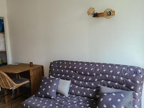 un salon avec un canapé violet et une table dans l'établissement Studio 2 Personnes au Pied des Pistes avec Balcon - Villard-de-Lans - FR-1-689-134, à Villard-de-Lans
