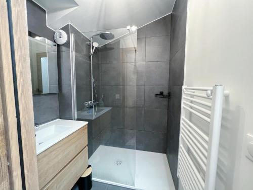 une salle de bain avec un lavabo et une douche dans l'établissement Charmant duplex avec Wi-Fi et parking privé aux Gets - FR-1-671-263, aux Gets