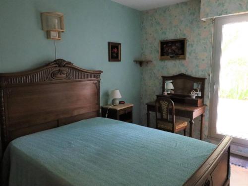 une chambre avec un lit, une table et un bureau dans l'établissement Appartement T2 à Royan - Plage de Pontaillac - 2 adultes/2 enfants, terrasses, parking, proche commerces - FR-1-738-32, à Royan