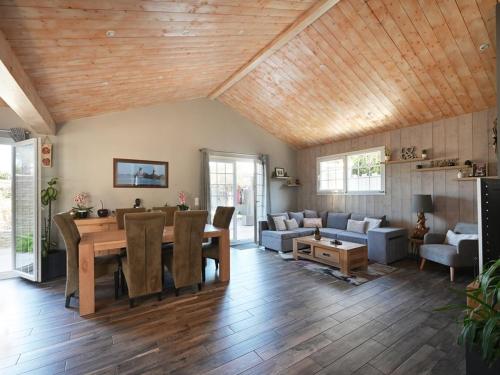 un salon avec un plafond en bois et une table dans l'établissement Maison Familiale à Saint-Clément, Proche Plage, Jardin, Cheminée, BBQ, 3 Ch, Internet - FR-1-434-114, à Saint-Clément-des-Baleines