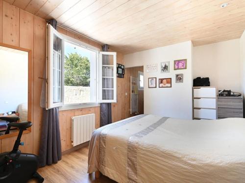 une chambre avec un lit et une fenêtre dans l'établissement Maison Familiale à Saint-Clément, Proche Plage, Jardin, Cheminée, BBQ, 3 Ch, Internet - FR-1-434-114, à Saint-Clément-des-Baleines