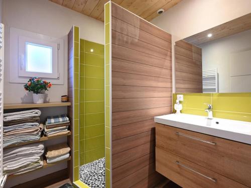 La salle de bains est pourvue d'un lavabo et de carrelage vert. dans l'établissement Maison Familiale à Saint-Clément, Proche Plage, Jardin, Cheminée, BBQ, 3 Ch, Internet - FR-1-434-114, à Saint-Clément-des-Baleines