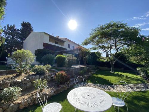 Villa à Cavalaire-sur-Mer: proche plages, jardin, 3 chambres, balcon, terrain de pétanque - FR-1-100-338