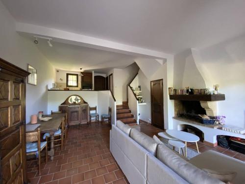 un salon avec un canapé et une salle à manger dans l'établissement Villa à Cavalaire-sur-Mer: proche plages, jardin, 3 chambres, balcon, terrain de pétanque - FR-1-100-338, à Cavalaire-sur-Mer