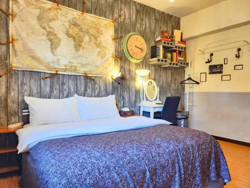 a bedroom with a bed and a map on the wall at 一中喵喵 有統編收據 禁菸 非自助 in Taichung