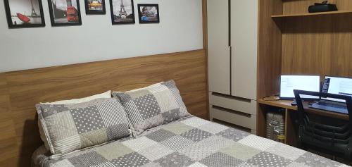 Katil atau katil-katil dalam bilik di Lindo apartamento no Litoral Norte