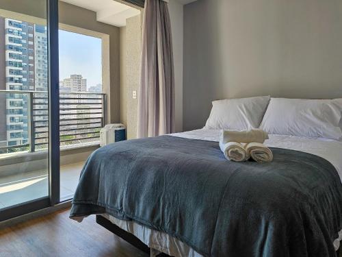 um quarto com uma cama e uma janela grande em Housi Perdizes em São Paulo