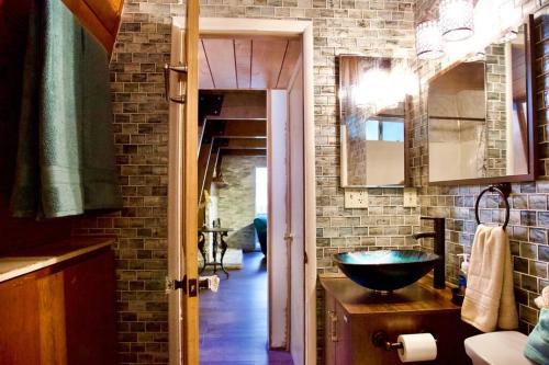 Koupelna v ubytování Wood beam cabin, family friendly, pets, Wi-Fi