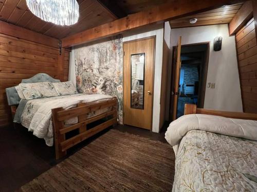 Postel nebo postele na pokoji v ubytování Wood beam cabin, family friendly, pets, Wi-Fi