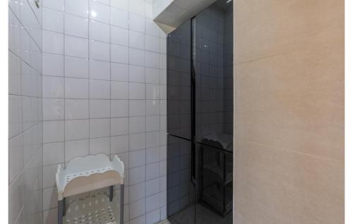 y baño con ducha de azulejos blancos. en Beautiful Home In Port Adriano With Kitchen en El Toro
