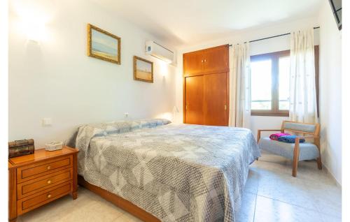 1 dormitorio con 1 cama, 1 mesa y 1 silla en Beautiful Home In Port Adriano With Kitchen en El Toro