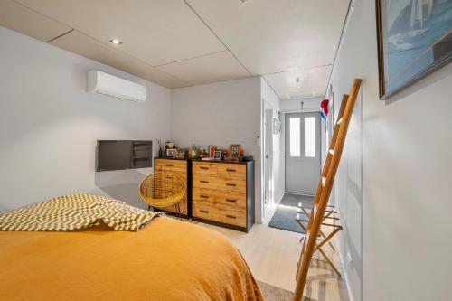 Un dormitorio con una cama, una cómoda y un televisor. en Tranquillity in Clyde, en Clyde