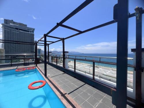 una piscina en un balcón con vistas a la playa en Happy Light Hotel Nha Trang, en Nha Trang