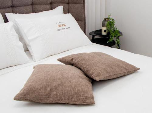 Postel nebo postele na pokoji v ubytování NYA Boutique Suite
