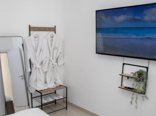 TV a/nebo společenská místnost v ubytování NYA Boutique Suite