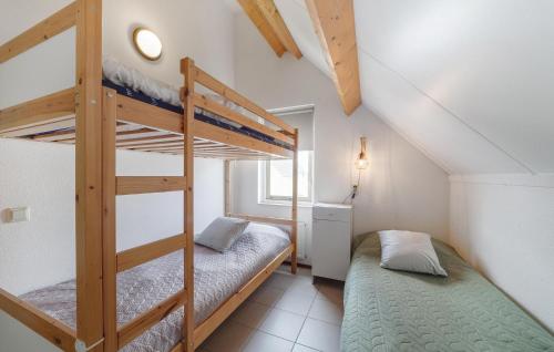ウェーメルディンゲにあるOesterbaaiのベッドルーム1室(二段ベッド2組付)