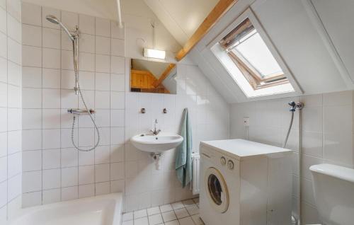 ウェーメルディンゲにあるOesterbaaiのバスルーム(シンク、洗濯機付)