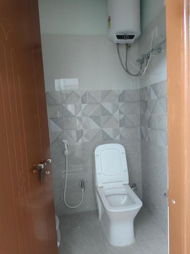 a bathroom with a toilet and a water tank at Hasinihomes 3bhk brand new new service apartment JNTU nizampet pragathi nagar in Hyderabad