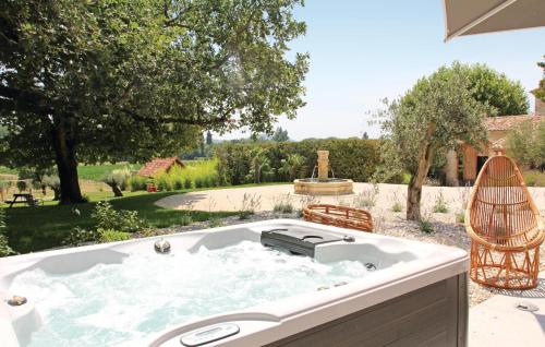 une baignoire jacuzzi dans l'arrière-cour d'une maison dans l'établissement Nice Home In La Batie Rolland, à La Bâtie-Rolland