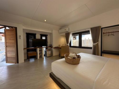 um quarto com uma cama com uma cesta em cima em Chumphon Cabana Resort em Chumphon