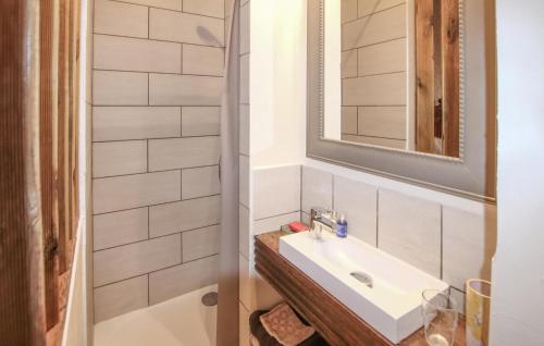 Un baño de Nice Home In Briennon