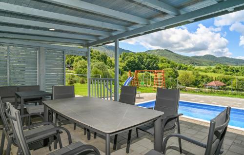 Lepoglavaにある2 Bedroom Beautiful Home In Lepoglavaのパティオ(テーブル、椅子付)、プールが備わります。