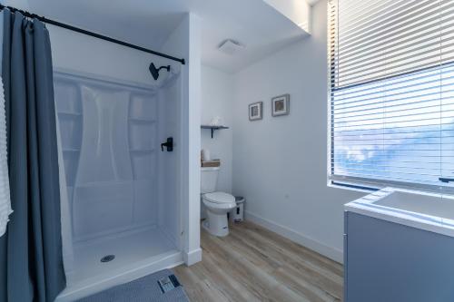 Ένα μπάνιο στο Quiet King bed Westward Room in heart of Pasadena