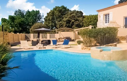 une piscine avec de l'eau bleue dans une cour dans l'établissement Nice Home In Ste-Anastasie-S-Issole, à Sainte-Anastasie-sur-Issole