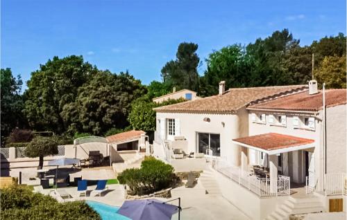 une grande maison blanche avec un toit dans l'établissement Nice Home In Ste-Anastasie-S-Issole, à Sainte-Anastasie-sur-Issole