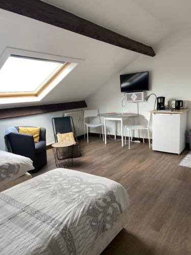 une chambre avec un lit, une table et des chaises dans l'établissement Joli studio centre-ville Vendôme, à Vendôme