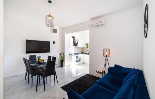 Televisyen dan/atau pusat hiburan di Amazing Apartment In Tinj With Kitchen